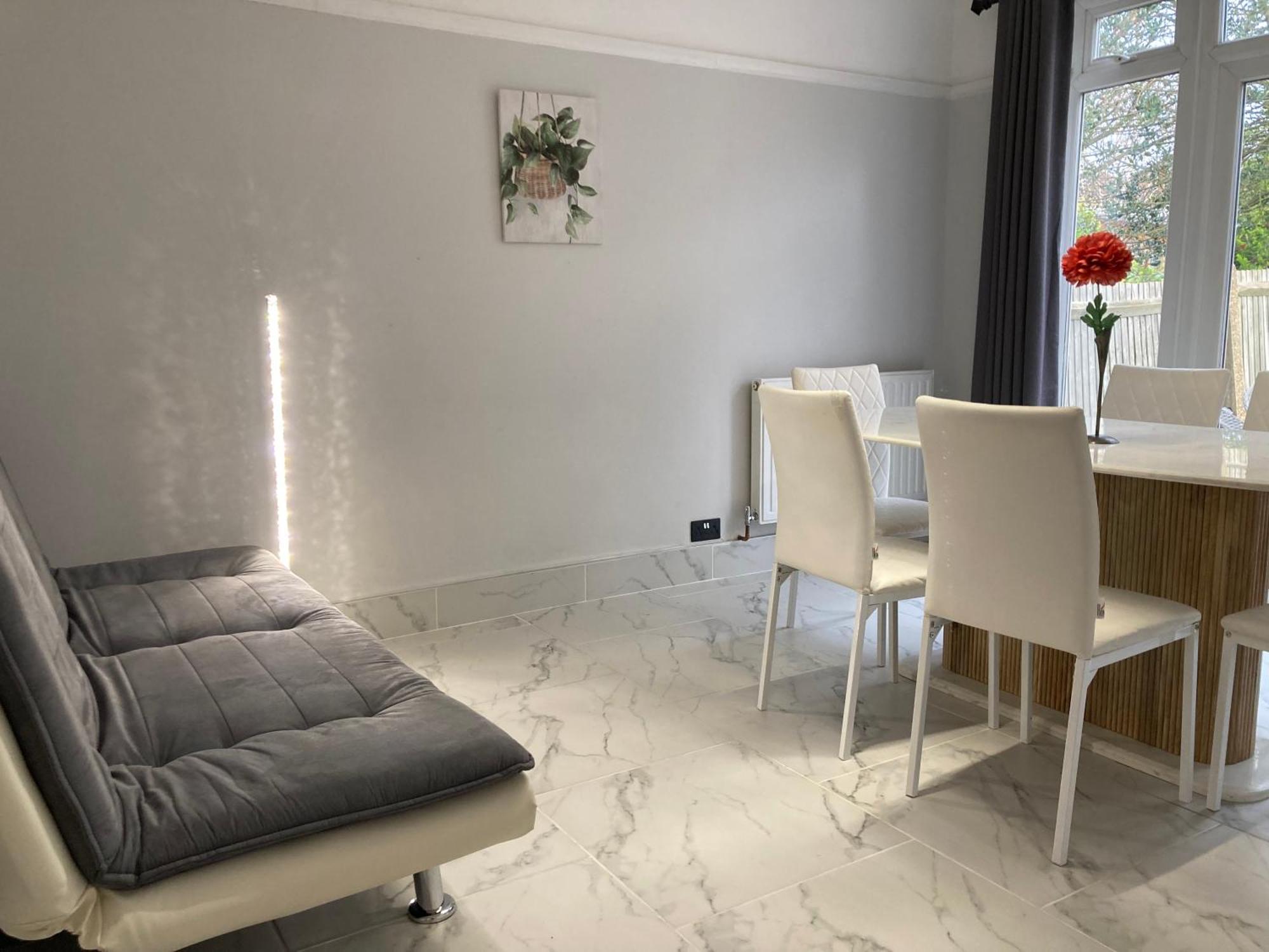 Surbiton Home With Free Parkings, Surbiton, Kingston Upon Thames, Surrey, Greater London Uk Kültér fotó