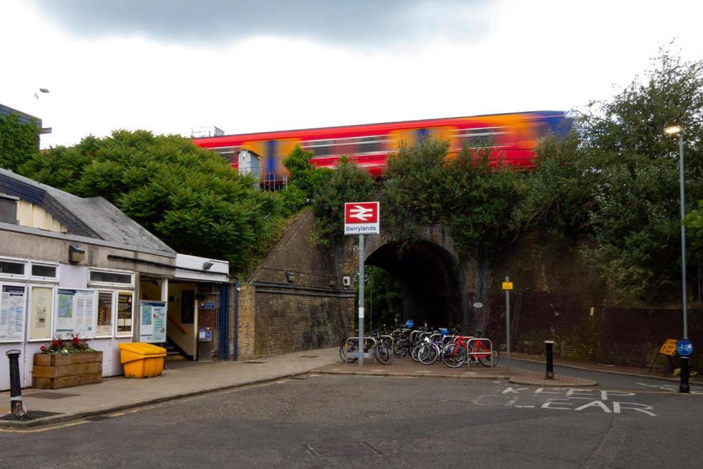 Surbiton Home With Free Parkings, Surbiton, Kingston Upon Thames, Surrey, Greater London Uk Kültér fotó